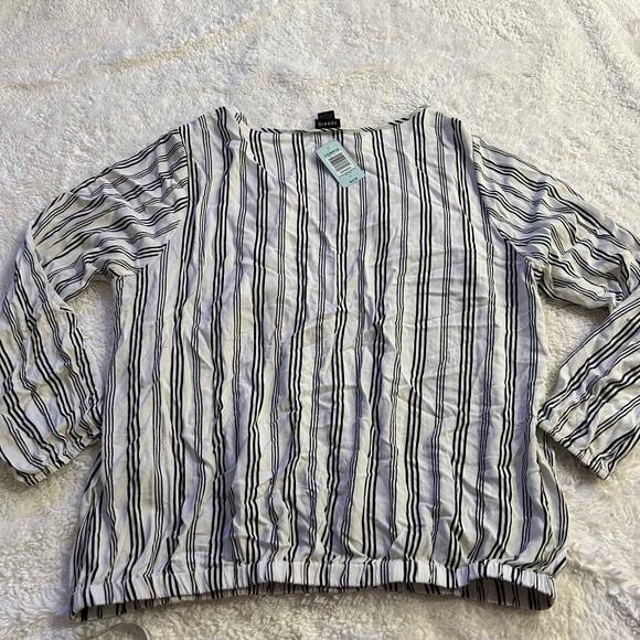 Torrid NWT Women's White/ Black Strip KeyHole Long Sleeve Elastic Waist Band Sz2 - Picture 7 of 7
